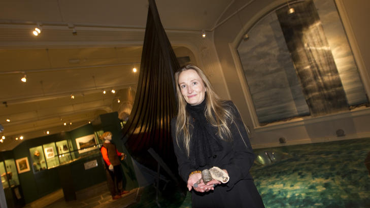 DOKTORGRAD: Arkeolog Unn Pedersen viser fram replikaer (tro kopi) av st�peform, smykke og smeltedigel funnet under utgravinger i vikingbyen Kaupang nord for Larvik. N� har hun tatt doktorgrad p� smykkefunnene.
Foto: Morten Holm / Scanpix