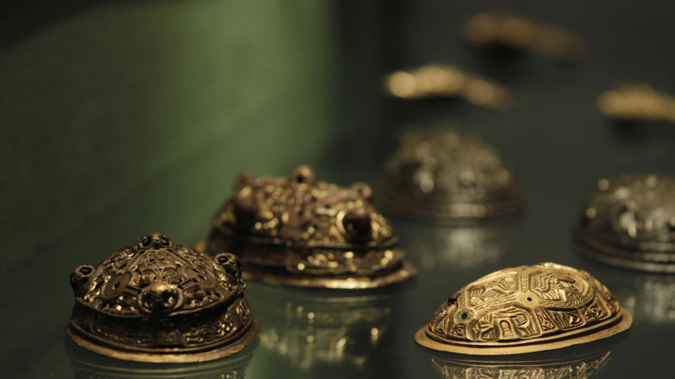 AVANSERT: Norske vikinger var h�ndverksmessig fullt p� h�yde med sine kolleger i utlandet som smykkesmeder p� 800- og 900-tallet. Her et eksempel p� avansert st�pt brystn�l p� kulturhistorisk museum. Tilsvarende ble produsert i stor stil i Kaupang.
Foto: Morten Holm / Scanpix