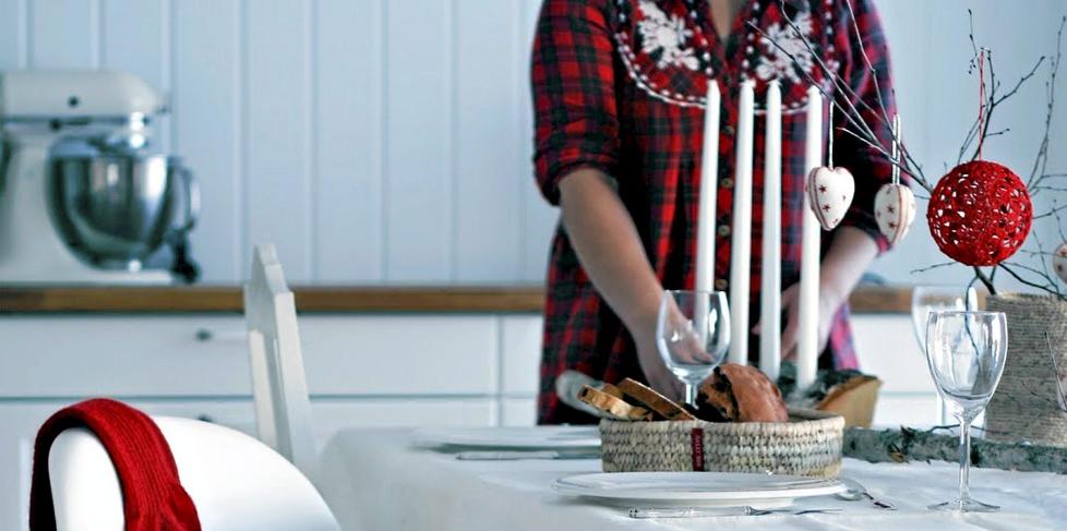 R�DT: Du trodde kanskje det var mest trendy med bl�tt, s�lv og hvitt? Neida, r�dt er fortsatt med i huset n�r det pyntes til jul. Styling/foto: Ann Helen Lund og Solveig Gr�vle