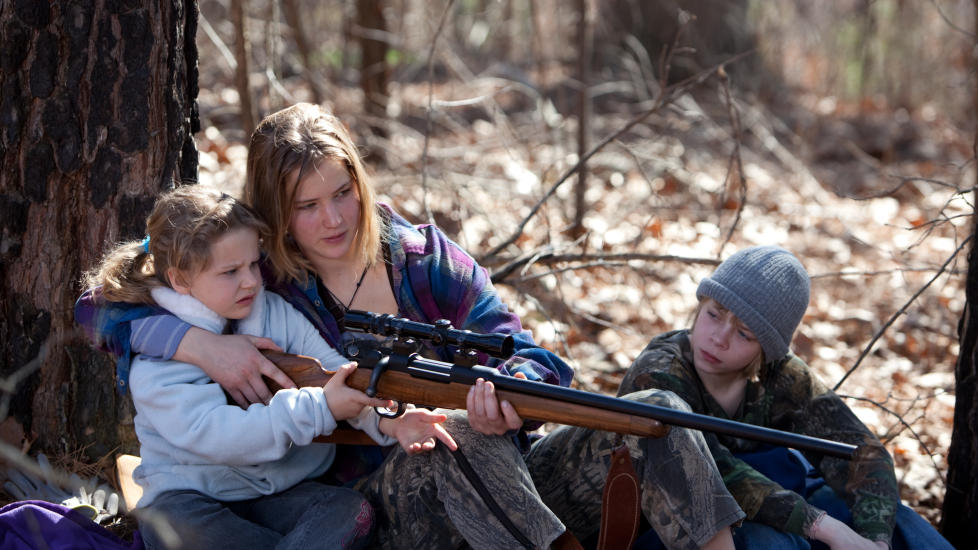 RETT TIL � B�RE V�PEN, JA: Det er greit � ha det andre grunnlovstillegget � etterleve n�r man bor i fjellheimen i Missouri med skumle typer p� alle kanter. Som i �Winter's Bone�.