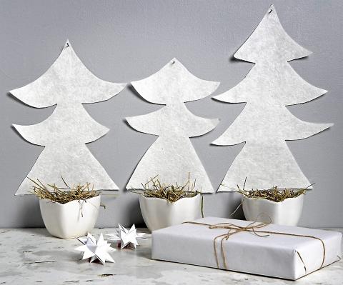 ENKELT: Julepynt klippet ut av papir med sk�ler av gress under. FOTO: Margaret M. de Lange