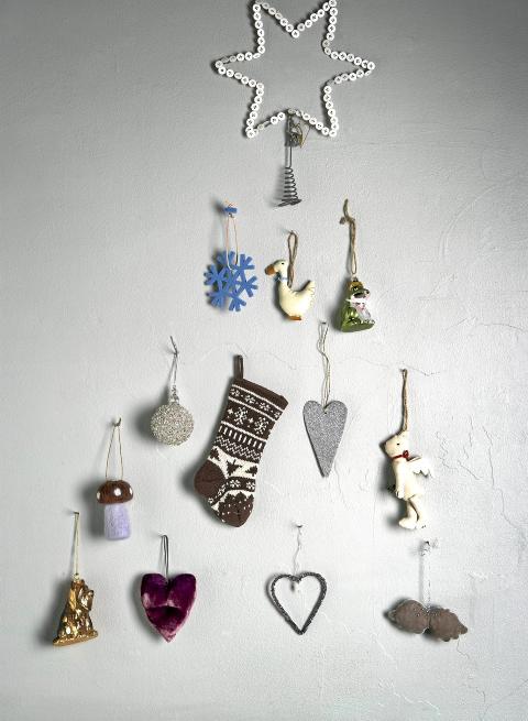 JULETRE AV JULEPYNT: Du trenger et utvalg av julepynt eller sm� figurer og en stjerne til � ha i toppen FOTO: Margaret M. de Lange