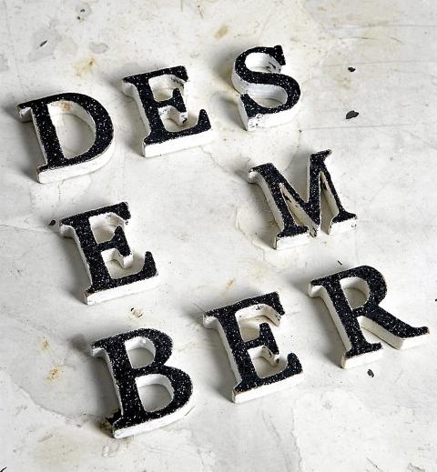 GLITRENDE BOKSTAVER: Du trenger trebokstaver, maling, glitter og lim. FOTO: Margaret M. de Lange