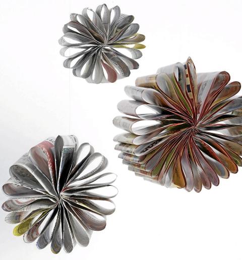 JULEBLOMSTER: Bruk det du f�r i postkassen av brosjyrer og aviser. Foto: Margaret M. de Lange