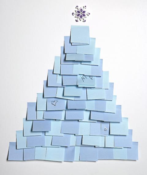 POST-IT JULETRE: Post-it lapper, gjerne i to eller tre forskjellige farger, julestjerne og maskeringstape. FOTO: Margaret M. de Lange