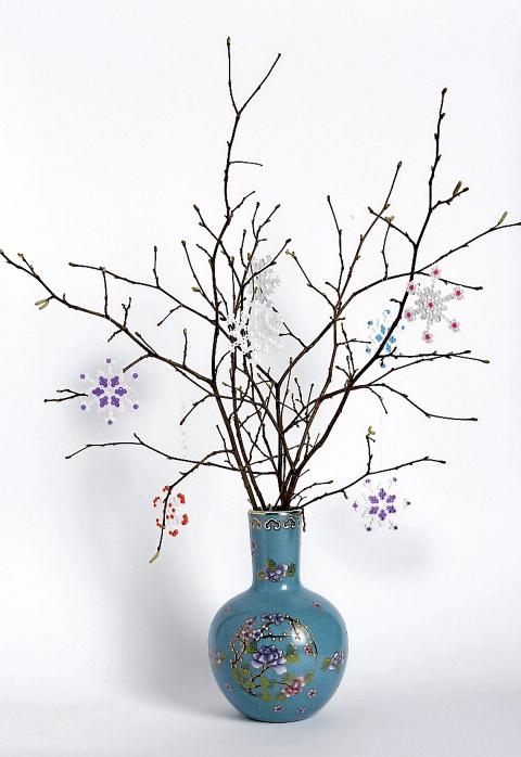 SN�KRYSTALLER AV PAPIR: Du trenger hvite og fargede perler, et sekskantet perlebrett, matpapir og strykejern FOTO: Margaret M. de Lange