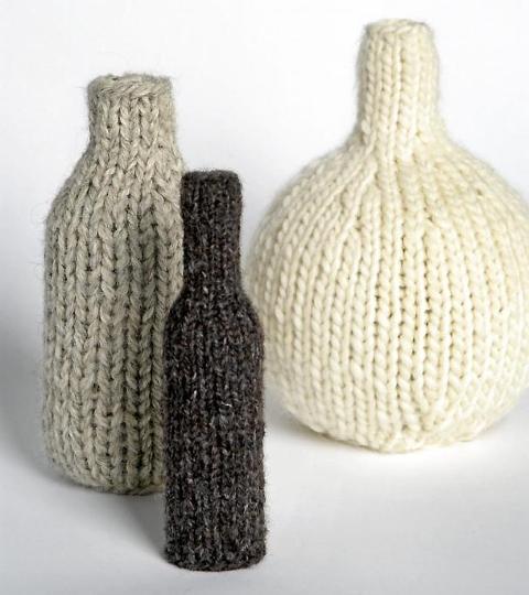 VARMEFLASKER: Du kan enten strikke varmerne selv eller bare bruke gamle ullsokker og trekke over. � FOTO: Margaret M. de Lange