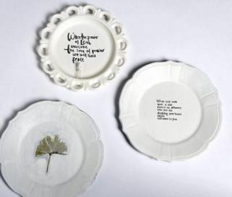 H�NDDEKORERTE TALLERKENER: Tallerkene er malt med veggmaling og teksten er skrevet med tusj. FOTO: Margaret M. de Lange