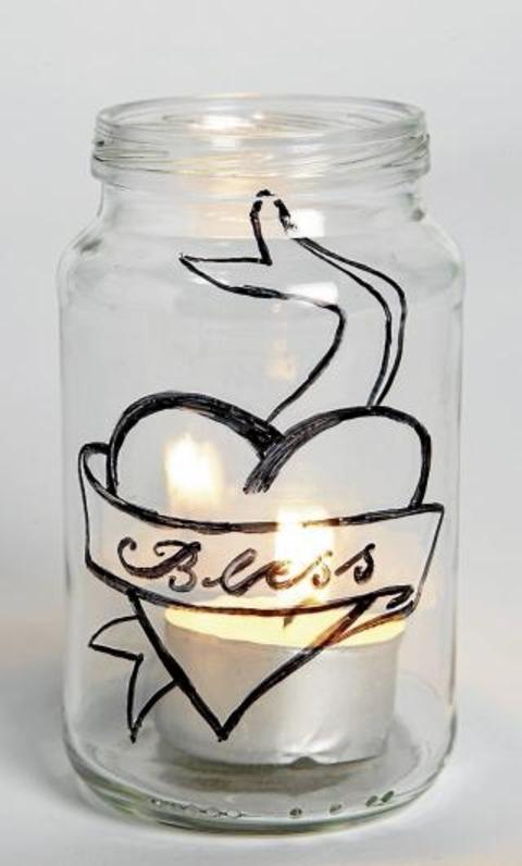 TATOVERTE GLASSKRUKKER: Bruk en tusjpenn og tegn tatoveringen p� syltet�yglasset. FOTO: Margaret M. de Lange