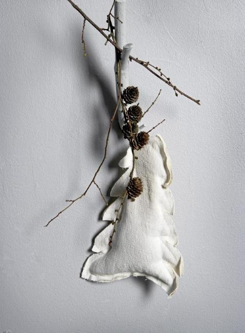 DUFTENDE JULEENGEL: Du trenger saks, t�rkede urter, tekstiler, n�l og tr�d, riskorn, b�nd og lerkekvist. FOTO: Margaret M. de Lange