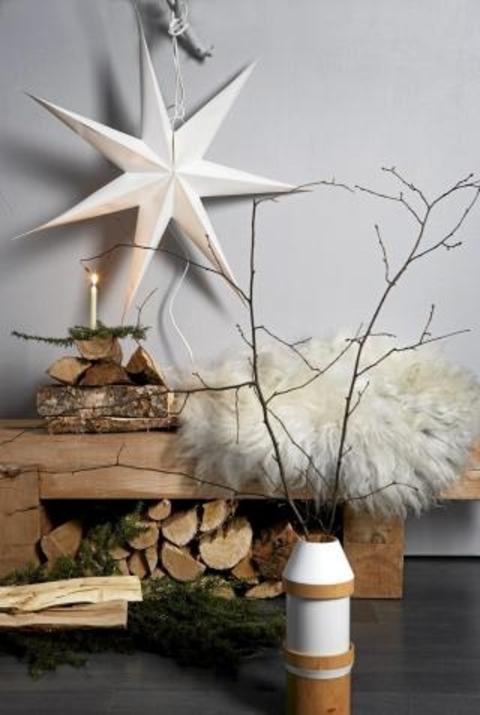 STEMNING: Julestemning med blant annet selvlagd benk. � FOTO: Margaret M. de Lange