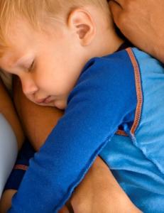 Slik knuser babyen s�vnen din