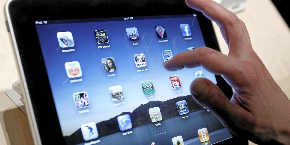 I SALG N�: iPad er omsider lansert i Norge. Her er appene du b�r sjekke ut p� din nye iPad. FOTO: Marcio Jose Sanchez, AP