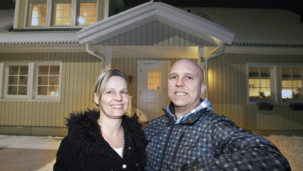 HUSSALG: Heidi Faye (39) og Rune Gustavsfon ( 47) skal selge huset sitt p� Jessheim. Det f�r sv�rt god karakter p� energibruk, noe som kan gi inntil 20 000 i sparte str�mkostnader i forhold til en bolig med d�rligste karakter. Foto: TORBJ�RN BERG