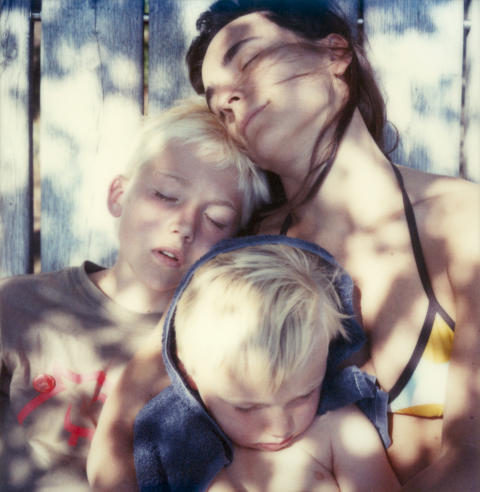 FAMILIEN: Bj�rn Sterri forguder sin familie. De g�r som en r�d tr�d gjennom hele hans fotografering. Her ser vi kona Alejandra og s�nnene Jens Linus og Pablo. Foto: Bj�rn Sterri