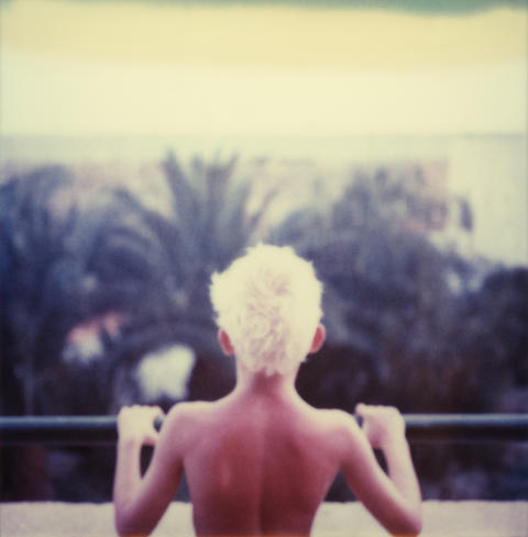 POLAROID: S�nnen Jens Linus p� verandaen p� Tenerife. Foto: Bj�rn Sterri