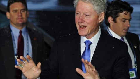 SKRUDDE P� SJARMEN: Bill Clinton fronter USAs VM-s�knad. Her ankommer han FIFA-hovedkvarteret i Z�rich. Foto: EPA/Steffen Schmidt/Scanpix