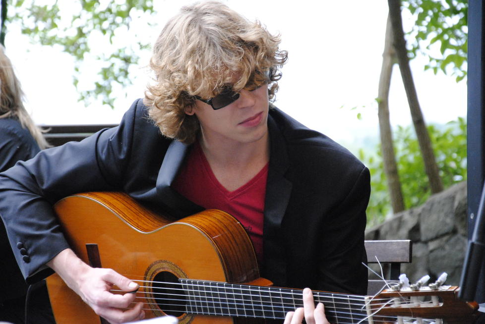 SPANSK:  Steinar Aadnekvams gitarspill er inspirert av flamenco og gitarister som Al DiMeola p� debutplata �Simple Things�, som slett ikke er s� enkel.