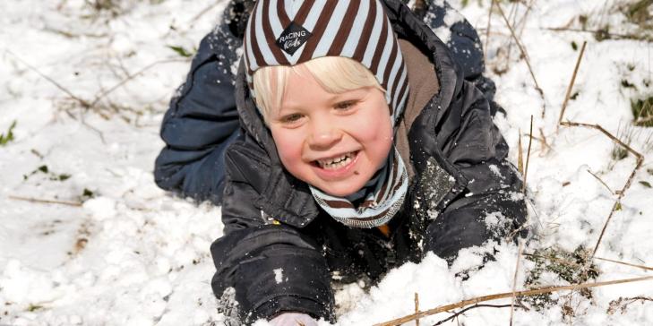 G�Y MED SN�: Har barnet ditt f�tt sm�mark, er det veldig liten sannsynlighet at det er fordi det har spist sn�. ILLUSTRASJONSFOTO: www.colourbox.com