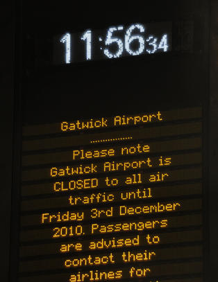 Vinteren har stengt Gatwick og Edinburgh
