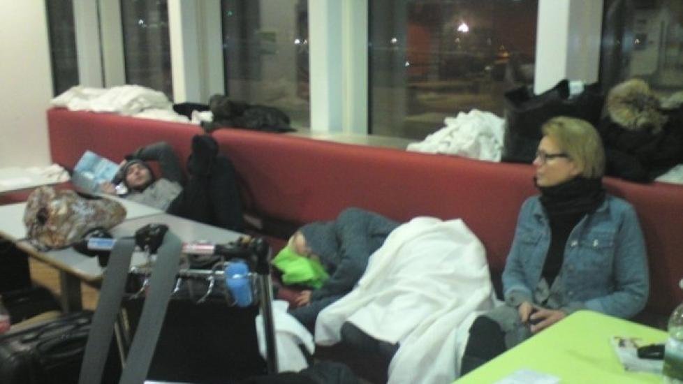  CAMP-GATWICK : Her har Helly Ottebergsen sovet de to siste nettene, og er n� iferd med � legge seg for sin tredje. Siden tirsdag har hun og andre Norwegian-reisende sittet strandet p� Gatwick Airport i London, da flyplassen har v�rt stengt p� grunn av sn�v�r. Foto: Privat.
