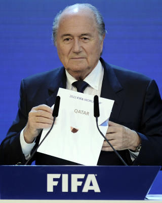 OVERRASKET: Fifa-president Sepp Blatter kunngjorde torsdag det overraskende valget av Qatar som vertsnasjon for VM i 2022.Foto: SCANPIX/AFP PHOTO / PHILIPPE DESMAZES