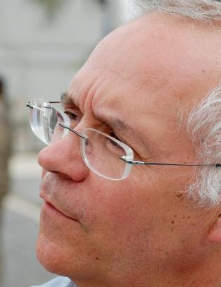 Tilbyr oppsigelse i frykt for Wikileaks-avsl�ring