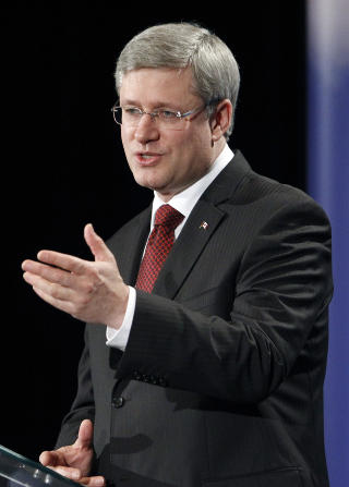 ST�TTE: Canadas statsminister Stephen Harper st�tter sin ambassad�r til Afghanistan. Foto: Reuters/Mike Cassese/Scanpix