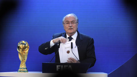 VALGTE RUSSLAND: Fifa-president Sepp Blatter kunngjorde at Russland skal arrangere fotball-VM i 2018.Foto: SCANPIX / AFP PHOTO / PHILIPPE DESMAZES