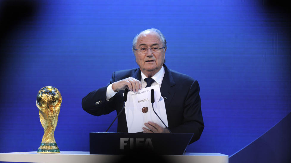 TAPTE MOT RUSSLAND: Det gikk et kollektivt sukk gjennom England da Sepp Blatter holdt fram lappen med Russland som arrang�r for VM i 2018. N� g�r FAs midlertidige styreformann av, i protest mot FIFA. Foto:  AFP PHOTO / PHILIPPE DESMAZES