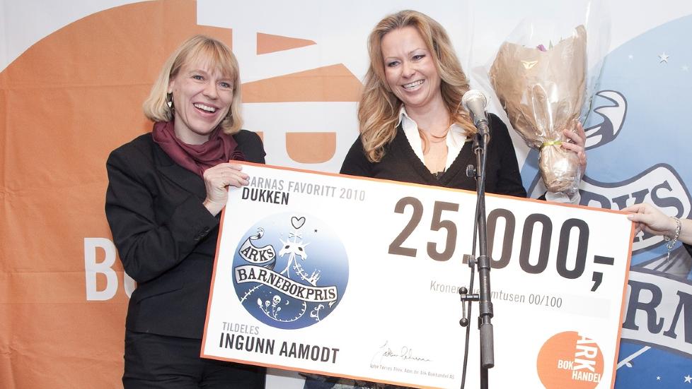 BARNEBOKPRIS: Ingunn Aamot mottok i dag Arks barnebokpris av prisutdeler Anniken Huitfeldt. Foto: ARK