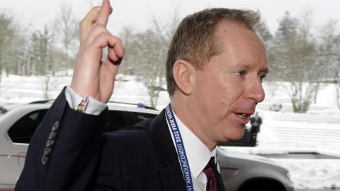 KRYSSET FINGRENE FORGJEVES: England kom best ut av FIFAs vurdering av b�de infrastruktur og �konomi. Men lederen for den engelske s�kerkomiteen, Andy Anson, m�tte likevel se at deres s�knad var den minst popul�re blant FIFAs styremedlemmer. Foto:   AFP PHOTO / PHILIPPE DESMAZES