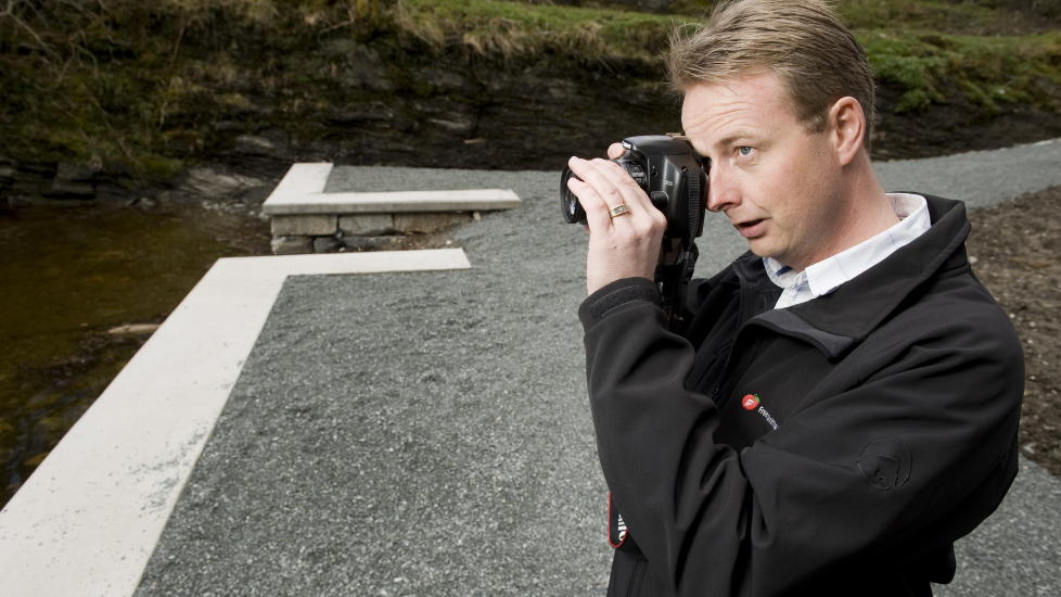 STRANDSONE-FAN: Ordf�rer i Os kommunen Terje S�viknes er stor tilhenger av � gi dispensasjoner til bygging i strandsonen. Her er vi i Smeav�gen, hvor Os kommune har bygget et friluftsomr�de i strandsonen.
Foto: Tor Erik H. Mathiesen