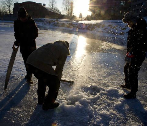 �KS: Isen var s� tjukk at det ble tatt i bruk �ks for � hakke seg gjennom. Foto: �istein Norum Monsen/DAGBLADET