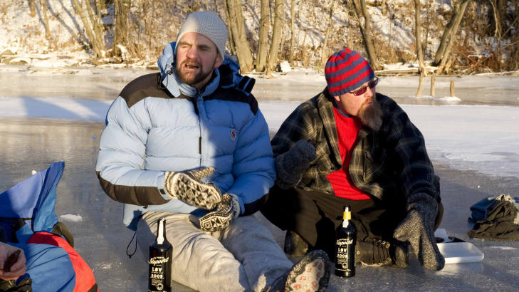 PIKNIK:  Lars Romsaas og St�le Solheim nyter en velfortjent piknik p� isen. Foto: �istein Norum Monsen/DAGBLADET