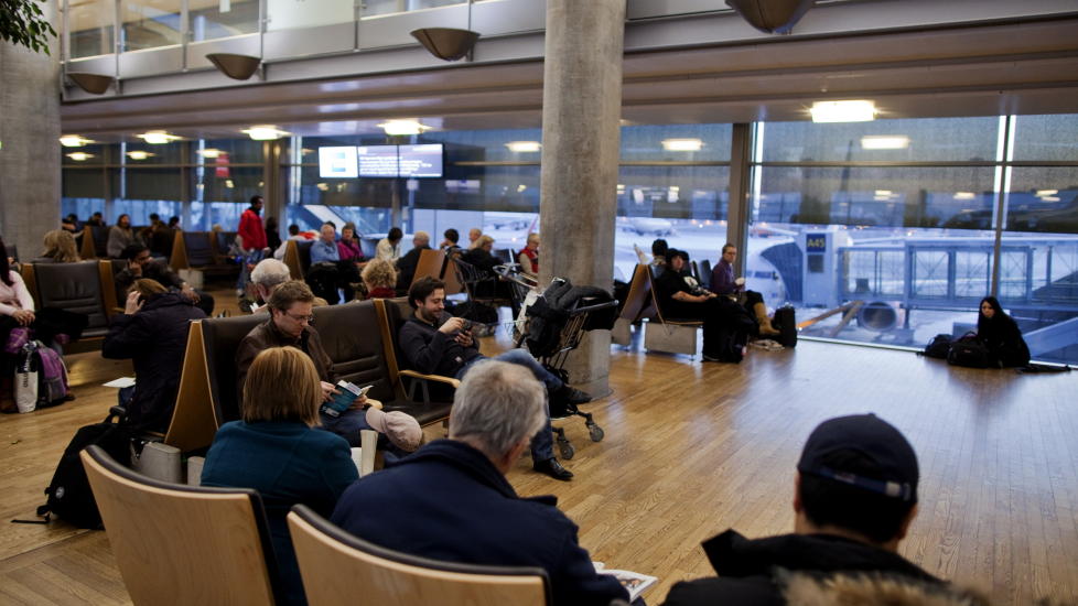  TRE FLY P� VEI:Flere tusen nordmenn ble i dag rammet av aksjonen blant flygelederne i Spania som aksjonerte.  Det var l�rdag ettermiddag fortsatt mange som ventet p� � f� fly fra Gardermoen flyplass utenfor Oslo. De f�rste flyene p� vei til Spania lettet like over klokken 17.00 i dag. Foto: Kyrre Lien / Scanpix
