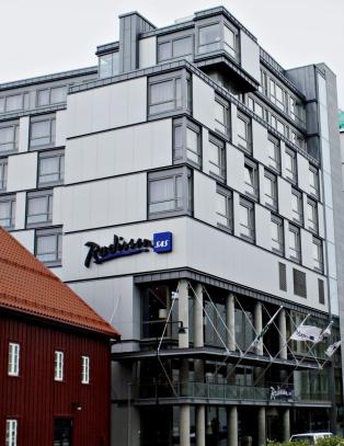 Falt ned to etasjer og d�de under hotelljulebord