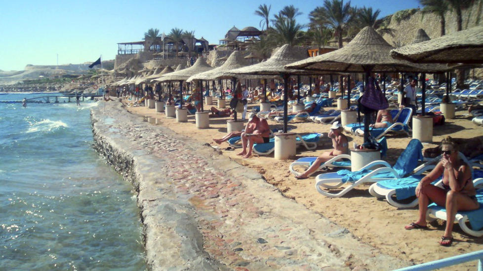 Turister p� stranda det popul�re feriem�let  Sharm el-Sheikh i Egypt. En tysk kvinne ble drept i et haiangrep i dag. Det er det tredje haiangrepet p� �n uke i omr�det. En russisk og en ukrainsk sv�mmer ble angrepet tirsdag og onsdag.  Foto: Reuters/Scanpix.