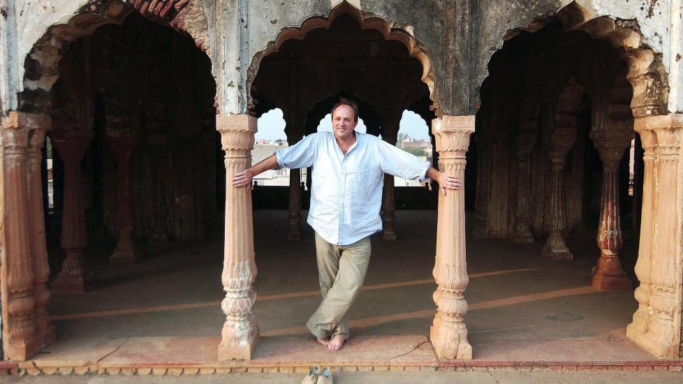 I RUINENE: Den britiske forfatteren William Dalrymple fotografert i mogulens gamle sommerpalass Zafar Maha i New Delhi.  Foto: AFP