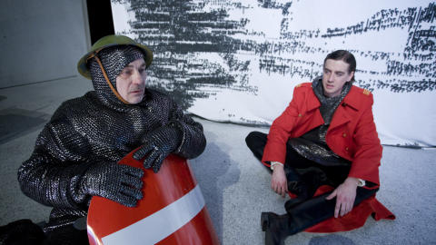 GAMLE VENNER: Bj�rn Sundquist og P�l Sverre Valheim Hagen spilte Falstaff og dennes proteg� prins Hal i Det Norske Teatrets oppsetning av �Henrik IV� i 2008. Foto: Leif Gabrielsen/Det norske teatret.