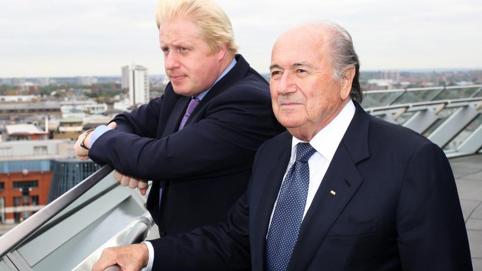 KASTER BLATTER OG CO P� D�R: Londons borgermester Boris Johnson fors�kte � innynde seg hos Fifa-president Sepp Blatter blant annet ved � tilby gratis opphold p� eksklusive Dorchester under OL om halvannet �r. Den invitasjonen er n� trukket tilbake.Foto: SCANPIX/EPA/Matthew Childs Pool