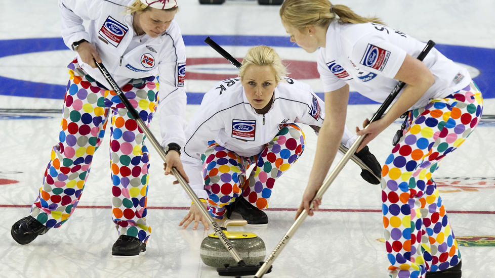 TILBAKE P� VINNERSPORET: Skip Linn Githmark (midten) og de norske curlingjentene reiste seg raskt etter tapet mot Danmark da de slo Tyskland i en jevn aff�re.Foto: SCANPIX/REUTERS/Todd Korol