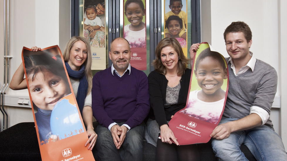 HJELPER: Lene Kallum, Odd Dokn�s, Marja Weston og Kjartan Rykkja er forn�yde med at arbeidsgiveren har gir de ansattes julegaver videre til barn i Zambia. 
Foto: Torbj�rn Berg