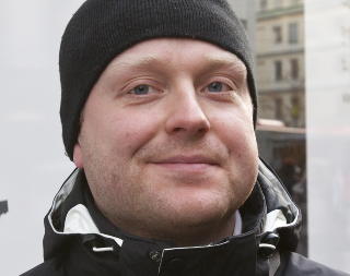 Remy Edseth (27), 1. konsulent i Finansdepartementet:1: Har bare v�rt i arbeidslivet i ett �r. I fjor fikk vi ingen gave.2: Ingenting.3: I staten er det lite julegaver, s� jeg forventer ikke � f� noe.
