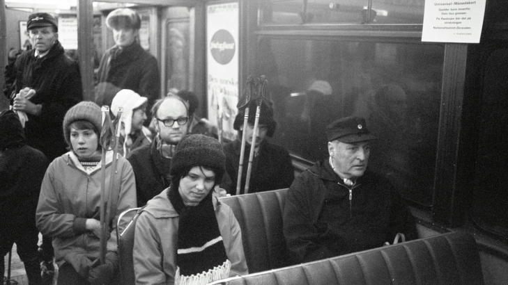BLE VERDENSKJENT: Bildet av Berit Okkenhaug og Kong Olav på trikken i 1973 har vært trykket i utallige aviser. Foto: Odd Wentzel BLE VERDENSKJENT: Bildet av Berit Okkenhaug og Kong Olav på trikken i 1973 har vært trykket i utallige aviser. Foto: Odd Wentzel