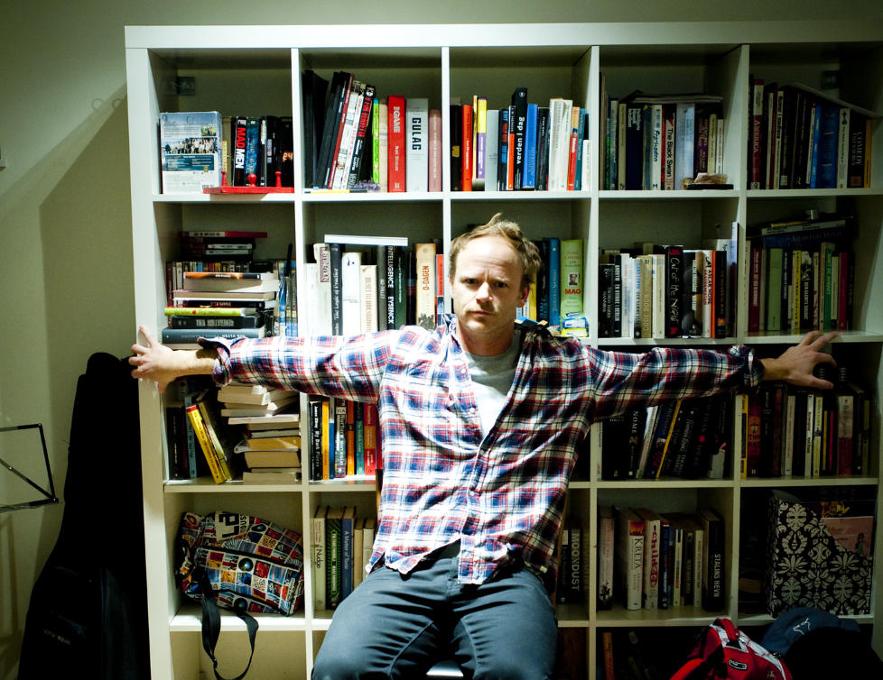 Eia var vi der: Harald Eias bokhyller inneholder store samtidsforfattere, sosiologer, filosofer, evolusjonspsykologer - og sjekkebibelen The Game.  Foto Thomas Rasmus Skaug.