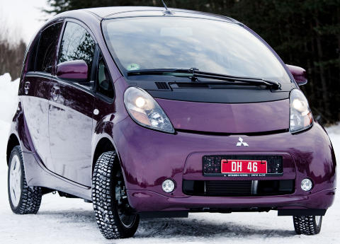 MILJØVENNLIG NUMMER TO: 350 kunder venter allerede på at elbilen Mitsubishi i-MiEV kommer med båten fra Japan. Foto: SVEINUNG U. YSTAD MILJØVENNLIG NUMMER TO: 350 kunder venter allerede på at elbilen Mitsubishi i-MiEV kommer med båten fra Japan. Foto: SVEINUNG U. YSTAD