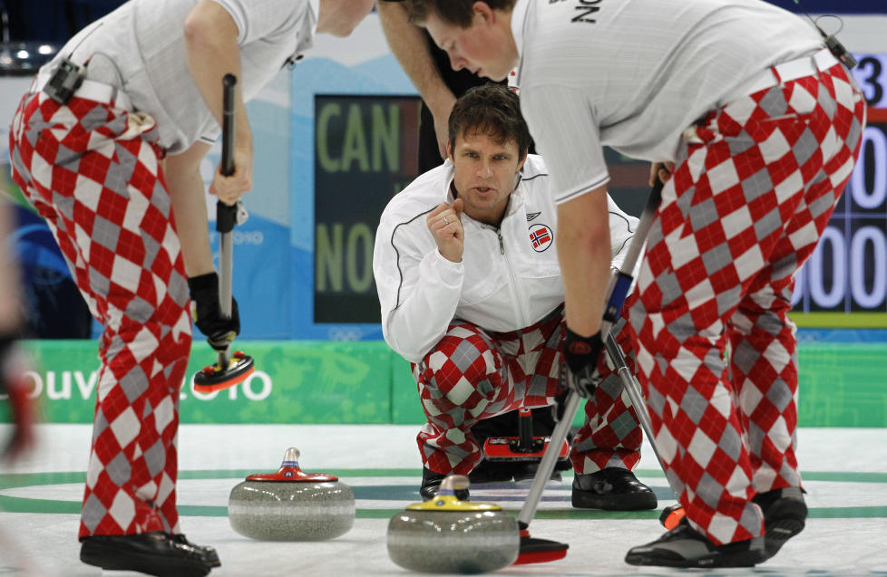 KJEMPER I TOPPEN: Skip Thomas Ulsrud og de norske curlingherrene kjemper i toppen av gruppespillet i curling-EM.Foto: SCANPIX/REUTERS/Andy Clark