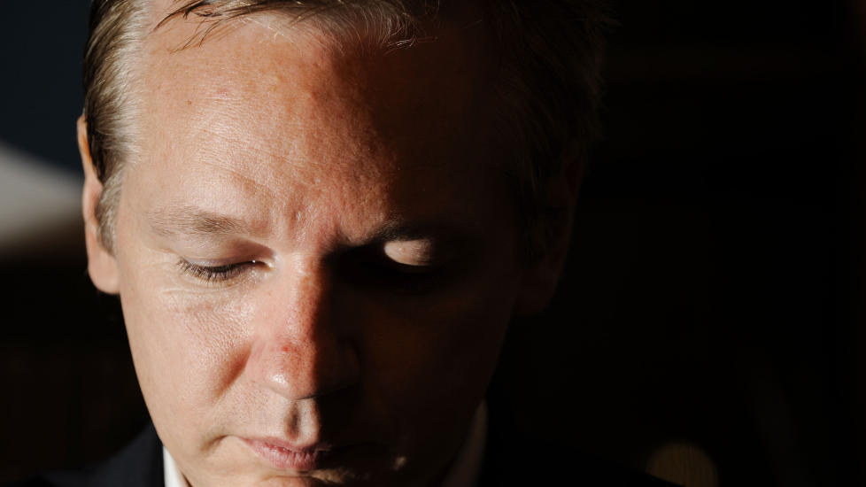 P�GREPET: Wikileaks-sjef Julian Assange ble i dag p�grepet av britisk politi. Han vil m�te i retten senere i dag. Foto: AFP Photo/Fabrice Coffrini/Scanpix