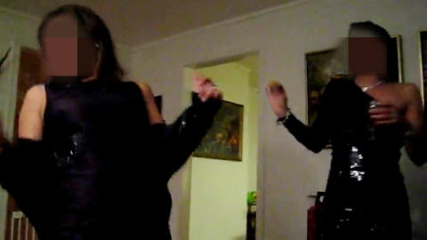 VORSPIEL: To jenter varmer opp til julebordet med drinker, dansing - og mobilvideofilming. Foto: Privat/Youtube